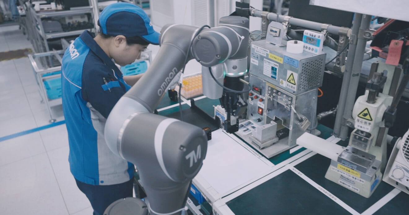 Les Cobots En Pratique Sur Les Applications D'assemblage | OMRON, France