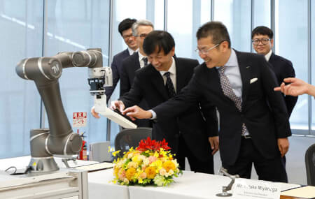 techman signing newspri peop